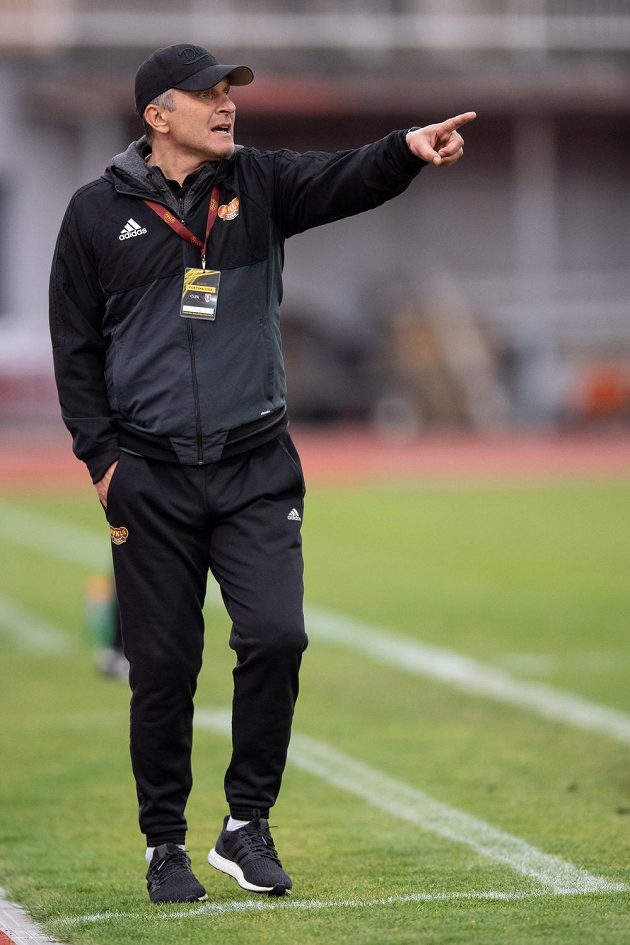 Trenér Dukly Praha Roman Skuhravý během utkání nadstavby proti Bohemians ve skupině o záchranu v rámci Fortuna ligy.
