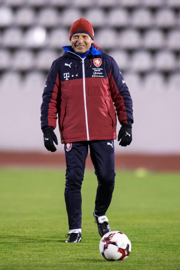 Trenér Karel Jarolím během tréninku fotbalové reprezentace před zápasy s Norskem a Dánskem.