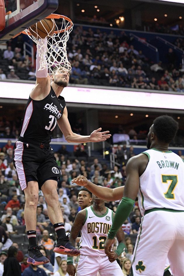 Basketbalista Washingtonu Wizards Tomáš Satoranský (31) zakončuje jednu z akcí v utkání NBA.