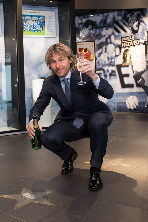 Pavel Nedvěd křtí svou hvězdu v sídle FAČR coby památku na uvedení do Síně slávy.