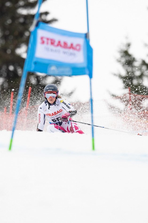 Kateřina Pauláthová na trati obřího slalomu. Obnovila si zranění kolena a nedokončila.