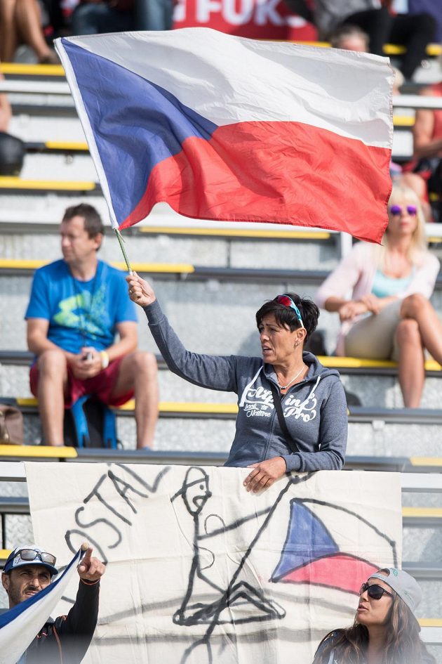 Maminka kajakáře Josefa Dostála během rozjížďky na 1000 m během Mistrovství světa v rychlostní kanoistice v Račicích.