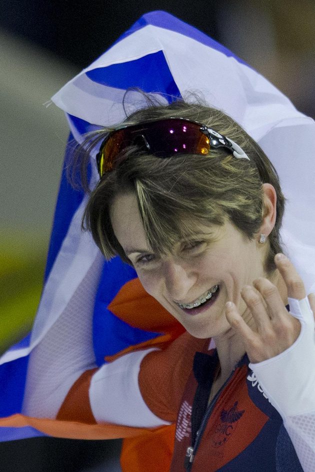Martina Sáblíková oslavuje na MS v nizozemském Heerenveenu triumf v závodě na 3000 metrů.