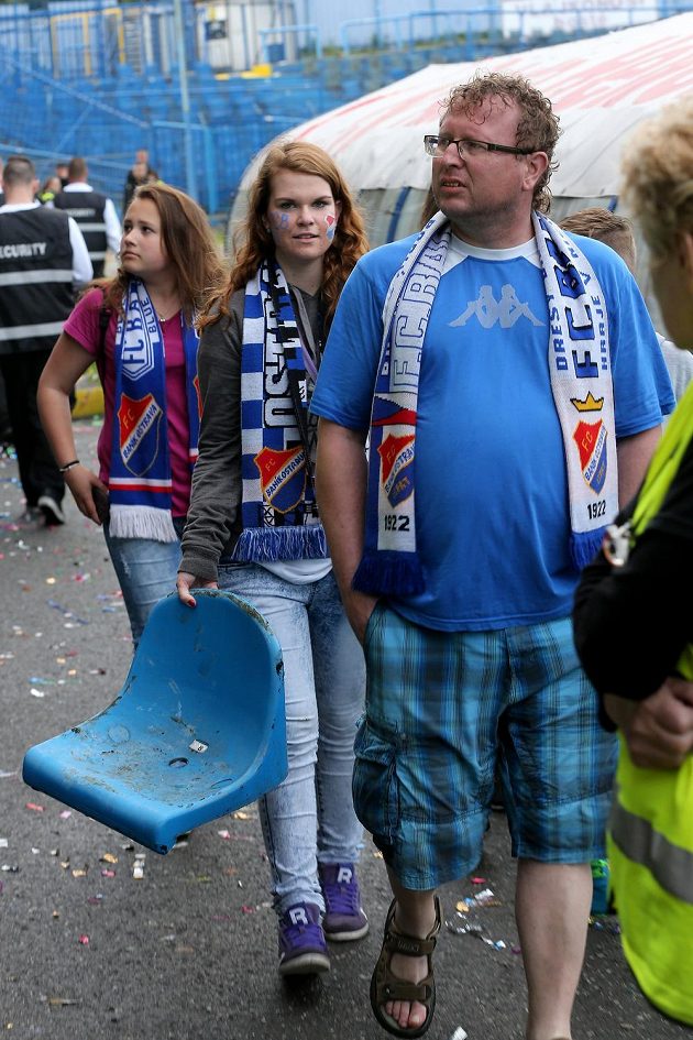 Po skončení zápasu Baník - Dukla si domácí příznivci odnášeli různé netradiční upomínkové předměty.