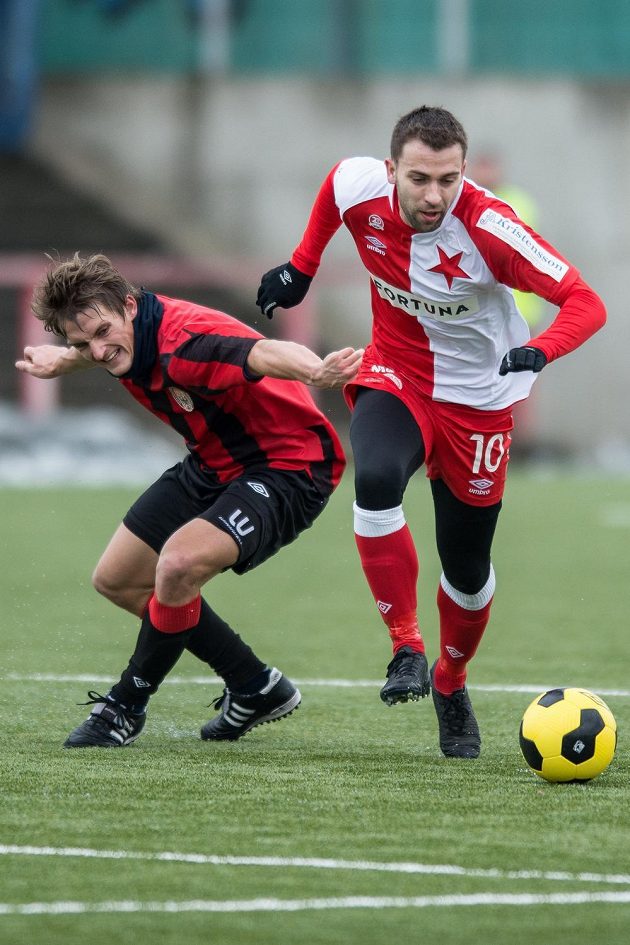 Zimní posila Slavie Praha záložník Josef Hušbauer (vpravo) během přípravného utkání s Chrudimí.