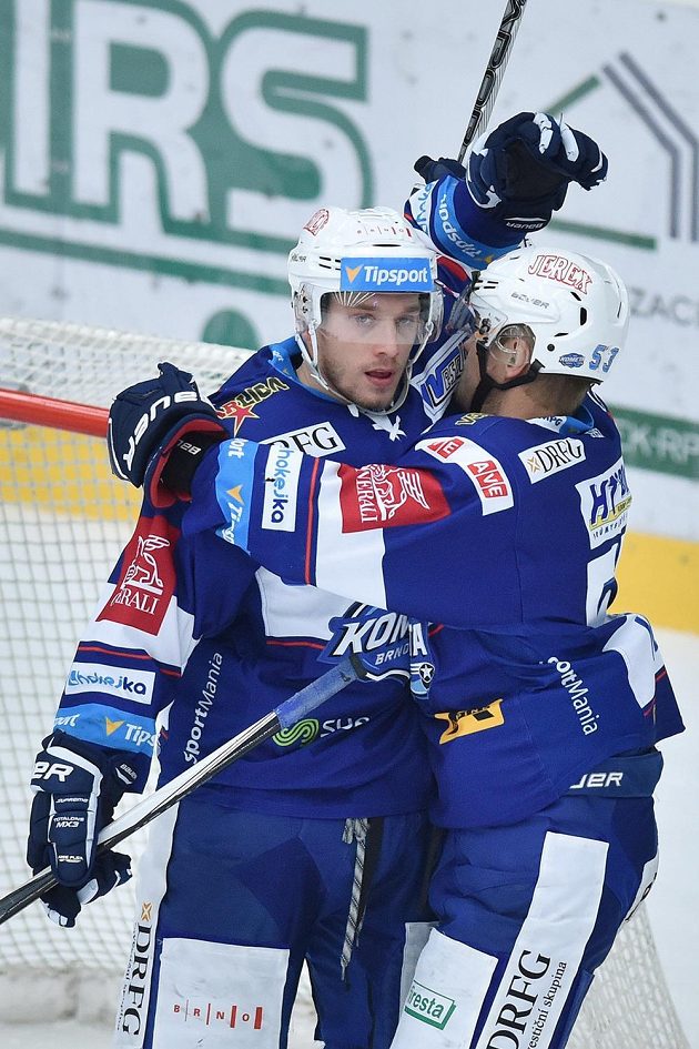 Marcel Hačšák (vlevo) a Vojtěch Němec z Brna se radují z gólu na ledě Mladé Boleslavi.