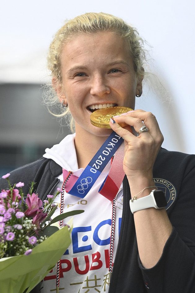 Tenistka Kateřina Siniaková pózuje se zlatou medailí z ženské čtyřhry v Praze po příletu z olympijských her v Tokiu.