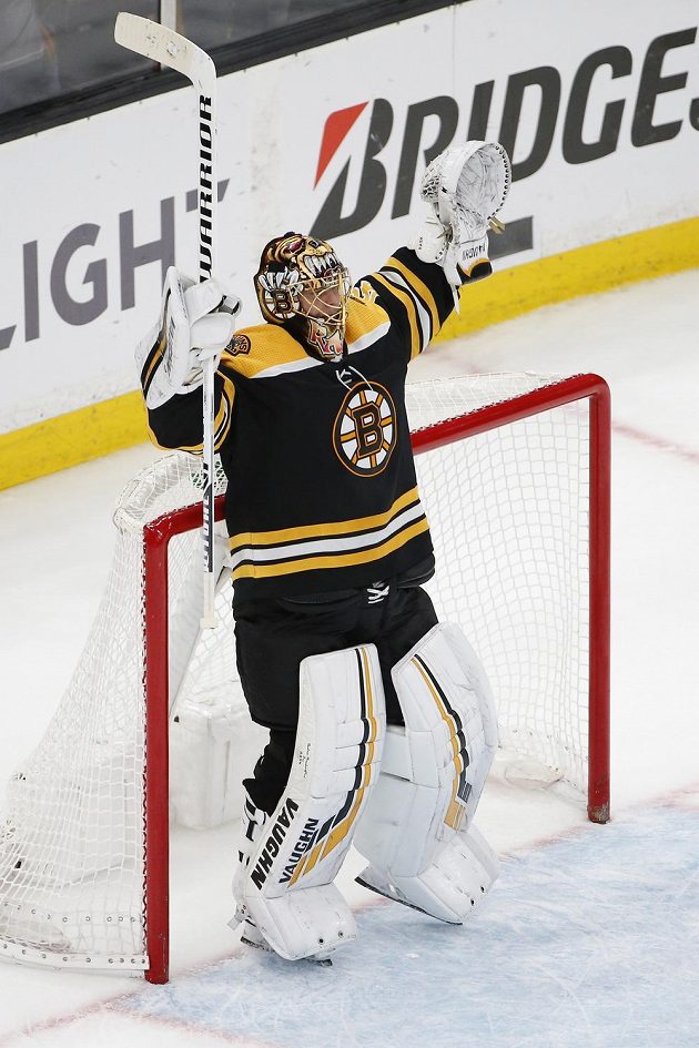 Brankář hokejistů Boston Bruins Tuukka Rask (40) oslavuje postup do 2. kola play off NHL přes Toronto.