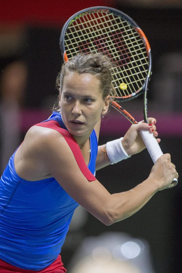Barbora Strýcová získala ve fedcupovém semifinále první bod v kvapíkovém tempu.
