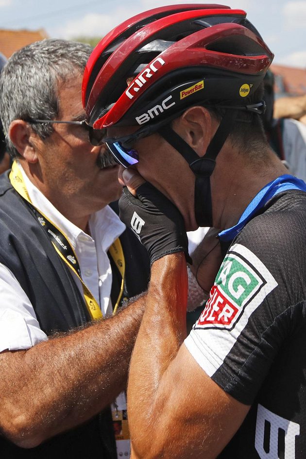 Je konec! Richie Porte po pádu v 9. etapě už nebude na Tour de France pokračovat.