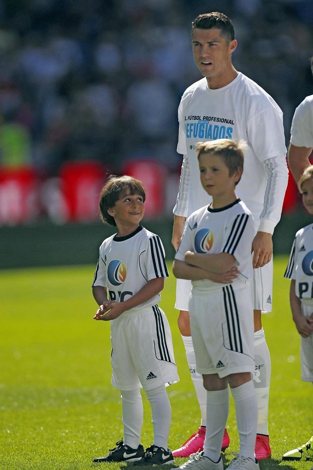 Portugalský útočník Cristiano Ronaldo se synem syrského fotbalového trenéra Usáma Abdula Mohsena Zaídem.