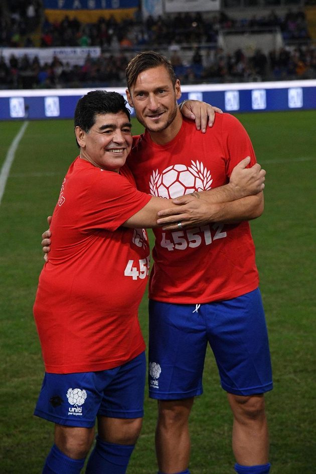 Legendární Diego Armando Maradona (vlevo) a Francesco Totti před charitativním zápasem.