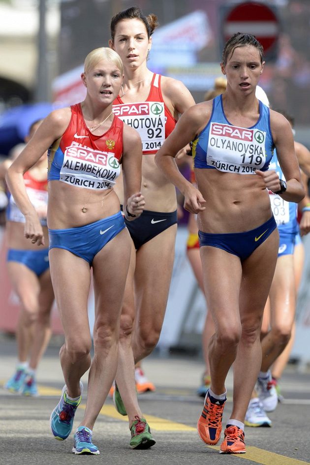 Vítězka závodu chůze na 20 km Elmira Alembekovová (vlevo), druhá Ljudmila Oljanovská z Ukrajiny (vpravo) a bronzová Češka Anežka Drahotová.