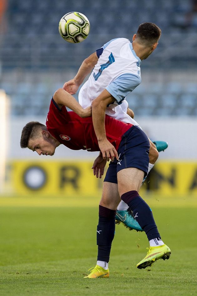 Zleva Daniel Fiala z ČR a Dušan Stojinović ze Slovinska v utkání skupiny G kvalifikace na ME 2023 fotbalistů do 21 let.