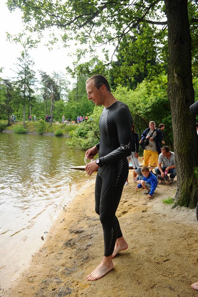 Běžec na lyžích Stanislav Řezáč se připravuje na plaveckou část triatlonu.