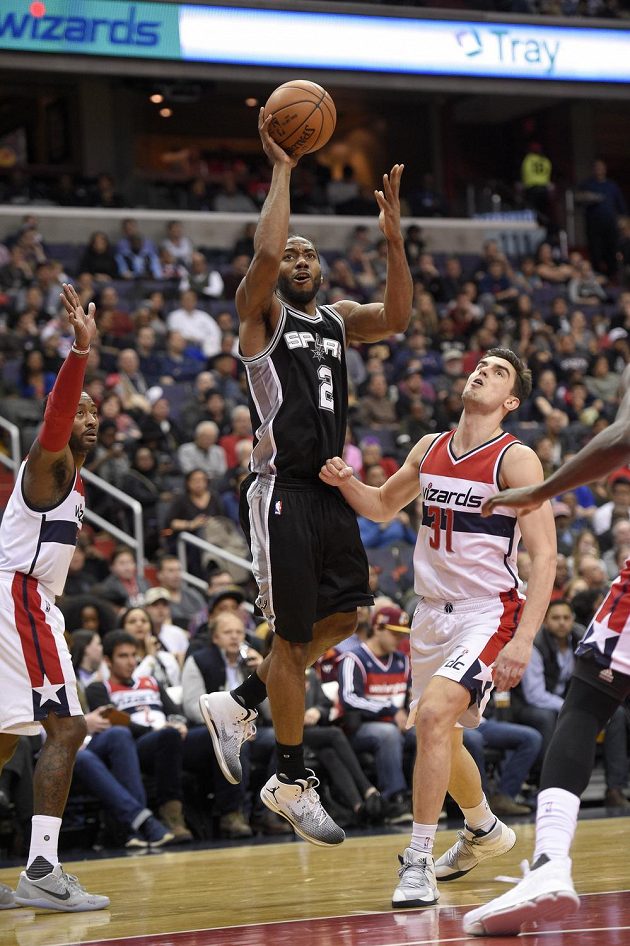 Kawhi Leonard ze San Antonia mezi Johnem Wallem a Tomášem Satoranským z Washingtonu.