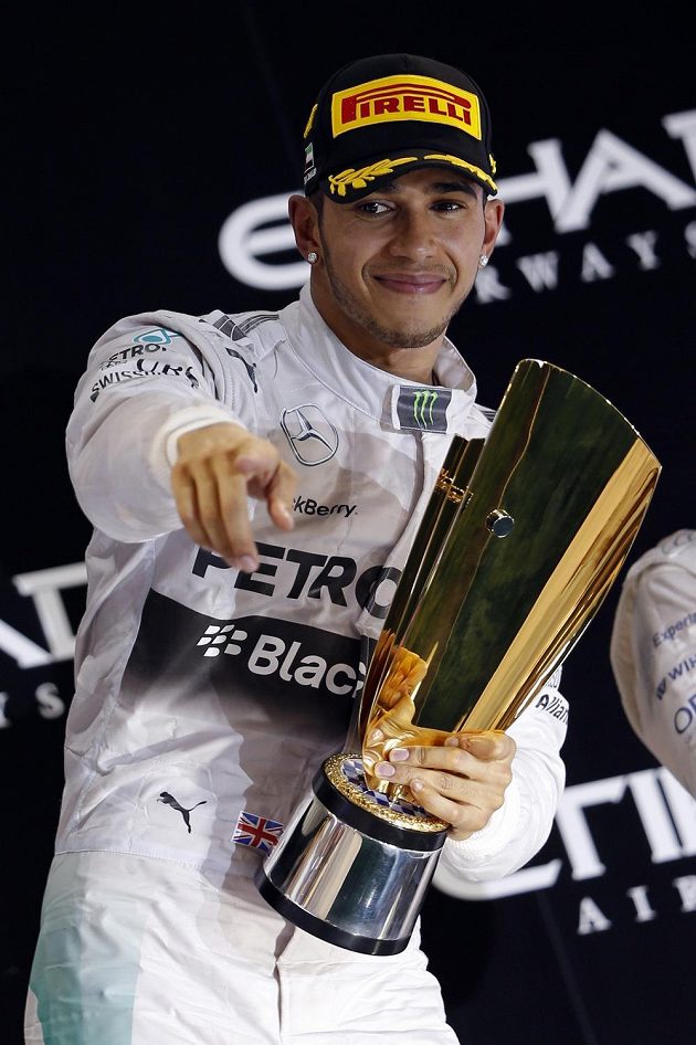 Brit Lewis Hamilton, nový mistr světa v závodech F1, po triumfu v závěrečném podniku na okruhu Yas Marina v Abú Zabí. V očích se mu na stupních vítězů zaleskly slzy.
