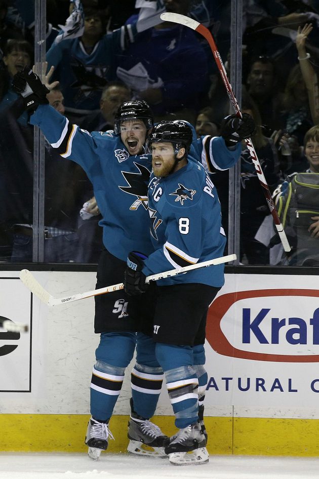 Tomáš Hertl a jeho americký spoluhráč Joe Pavelski (vpravo) ze San Jose.
