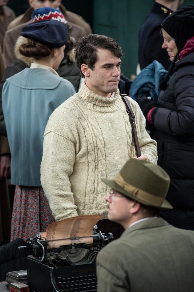 Vavřinec Hradilek během natáčení filmu Tenkrát v ráji na Masarykově nádraží v Praze.