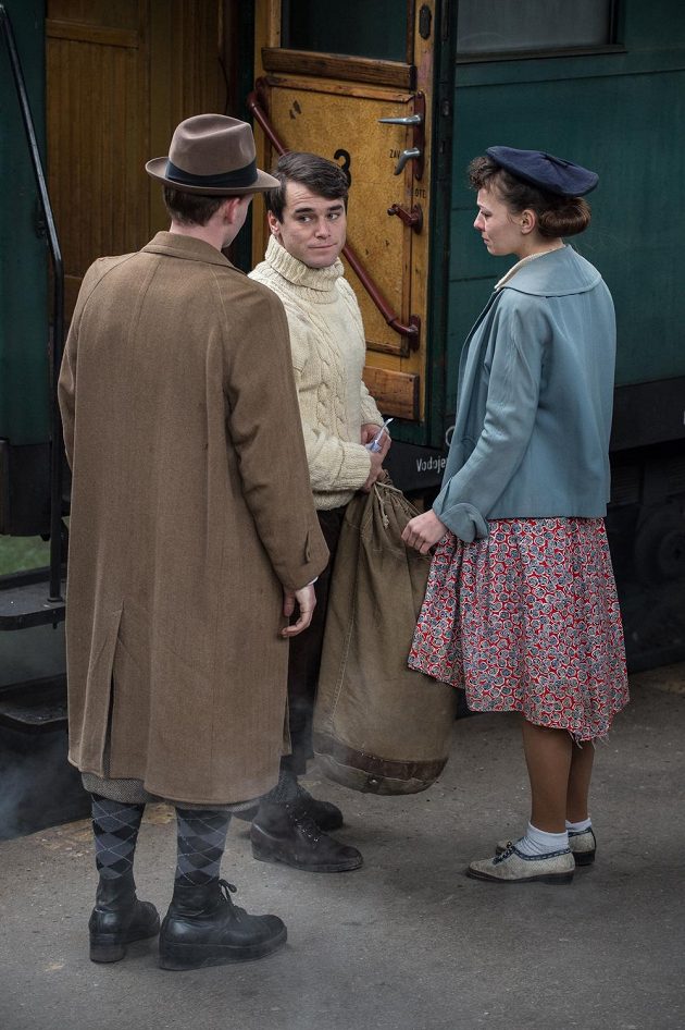 Scéna z filmu Tenkrát v rájí. Joska Smítko ztvárněný Vavřincem Hradilkem se na nádraží loučí s kamarády.