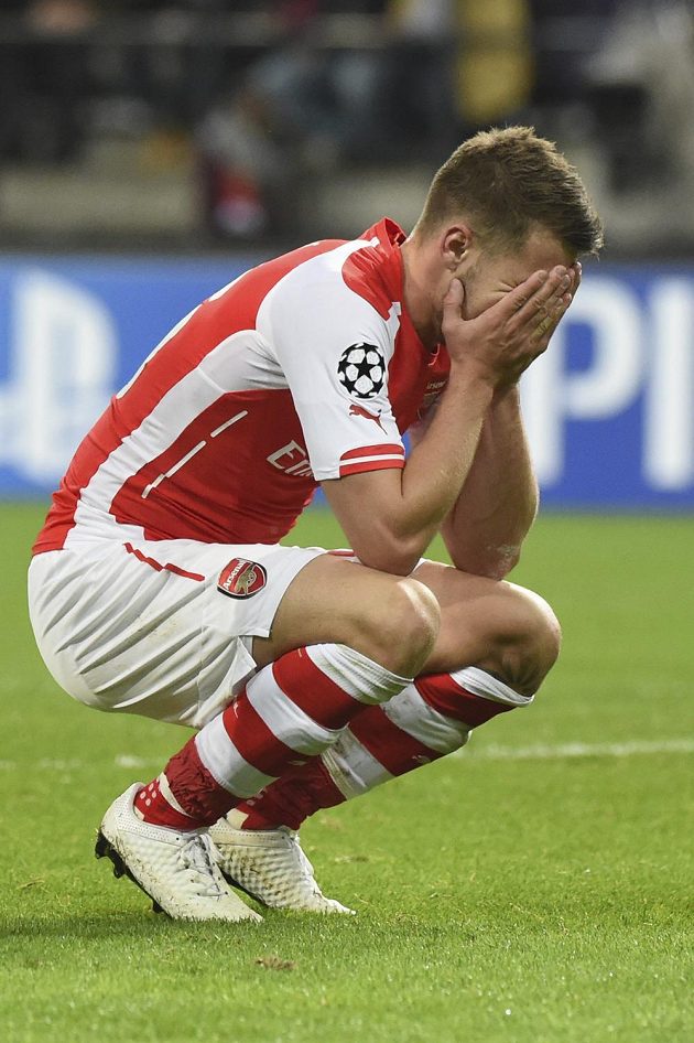 Fotbalista Arsenalu Aaron Ramsey zpytuje svědomí v utkání Ligy mistrů proti Anderlechtu v Bruselu.