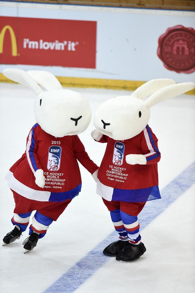 Bob a Bobek, maskoti hokejového MS 2015 během utkání v rámci turnaje Channel One Cup, ČR - Švédsko.