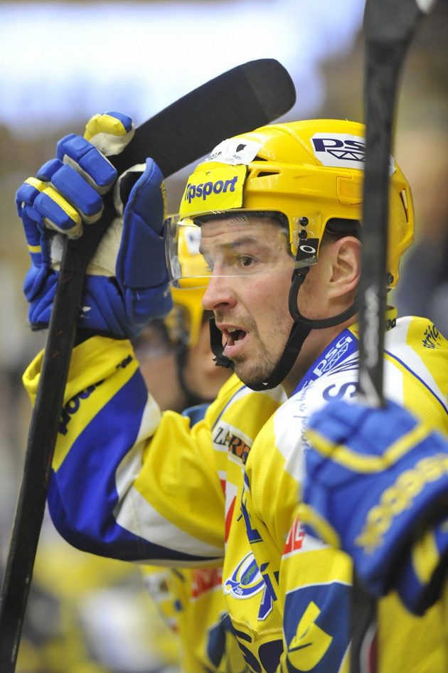 Zlínský kapitán Petr Čajánek během třetího čtvrtfinálového zápasu play off extraligy s Brnem.