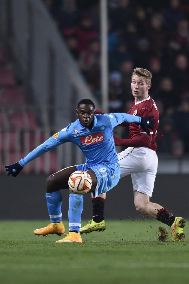 Neapolský útočník Duván Zapata (vlevo) a Jakub Brabec ze Sparty v souboji o míč.