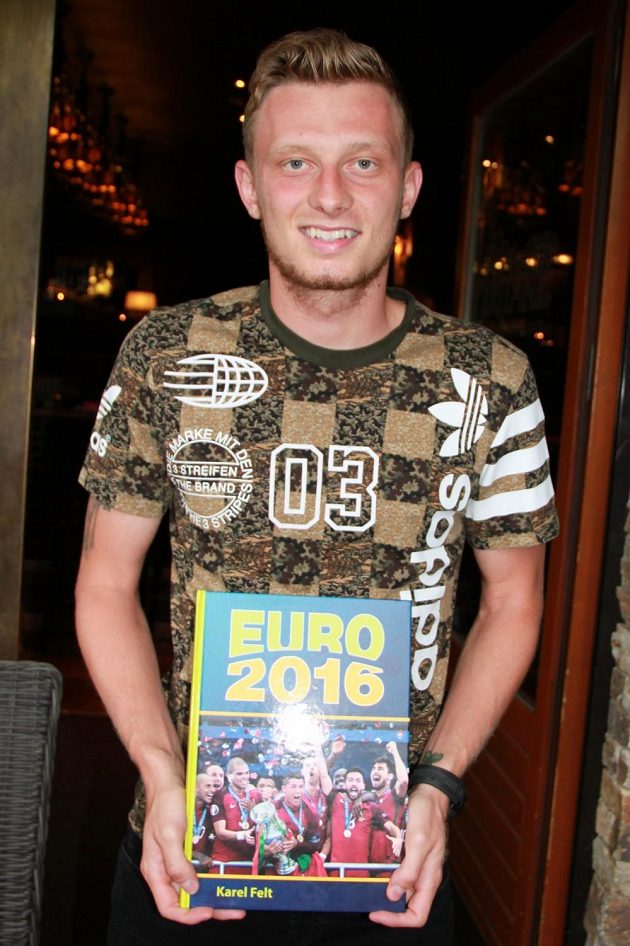 Ladislav Krejčí s knihou EURO 2016.