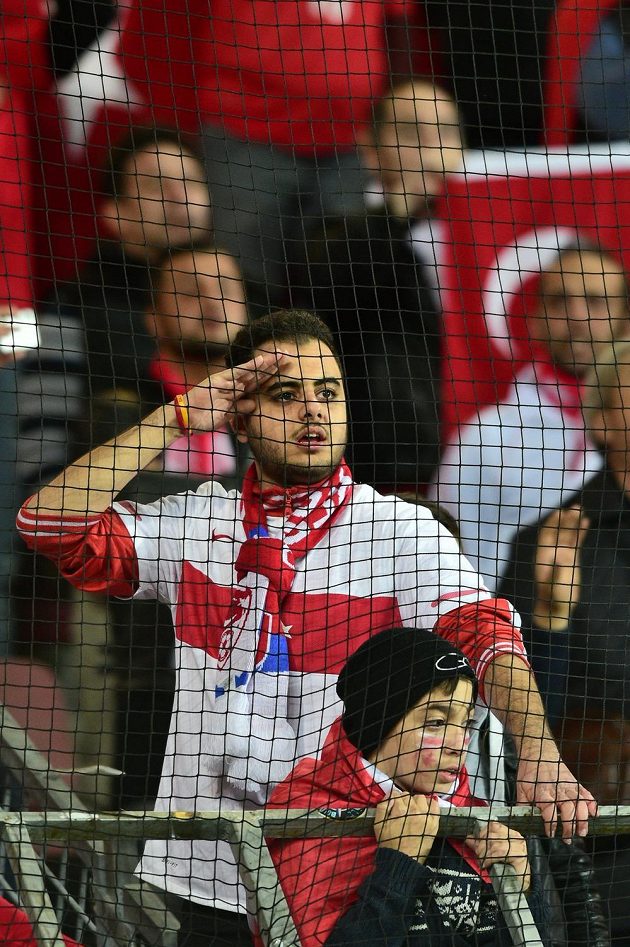 Turečtí fanoušci před zahájením zápasu na Letné. Hosté měli v Praze až nečekaně početnou podporu.