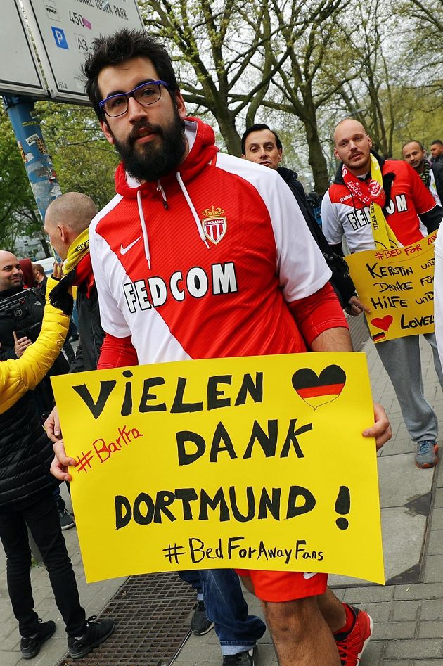 Jeden z fandů Monaka dává najevo vděk domácím příznivcům za to, že jim po odložení čtvrtfinále LM nabídli ubytování.