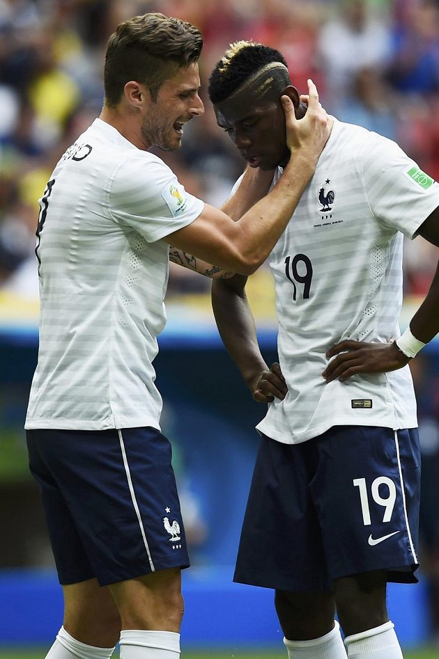 Francouzský talent Paul Pogba (vpravo) neproměnil proti Nigérii obrovskou šanci. Utěšoval ho útočník Olivier Giroud.