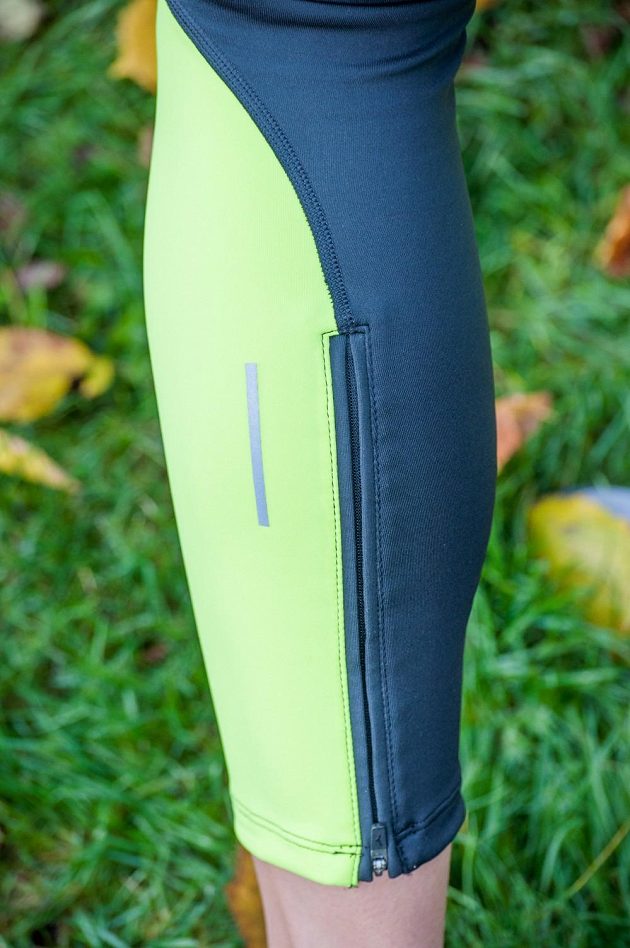 Běžecké legíny Mizuno BG3000 Long Tight - lýtko zdobí reflexní proužek a zip pro snadnější navlékání.