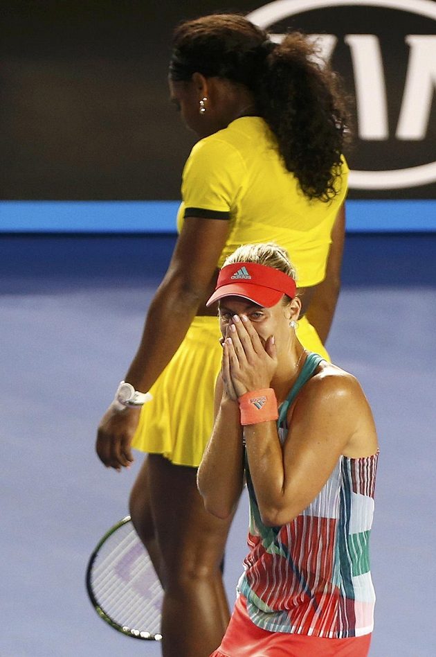 Kontrast mezi zklamanou Američankou Serenou Williamsovou a šťastnou Němkou Angelique Kerberovou, která vyhrála letošní Australian Open.