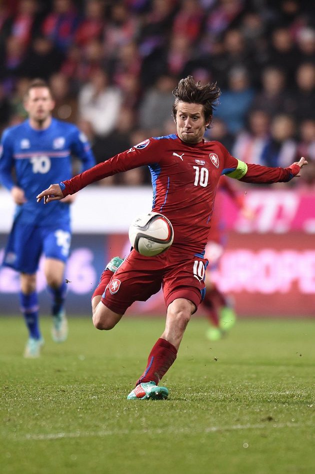 Tomáš Rosický se připravuje na střelu v kvalifikačním utkání proti Islandu v Plzni.