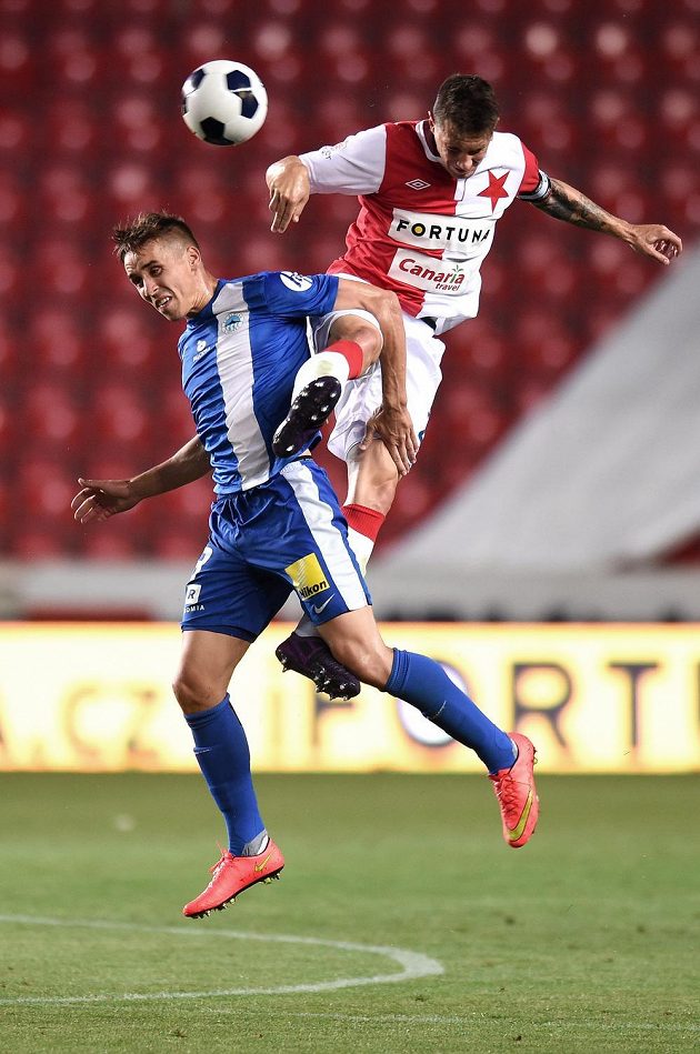 Obránce Slavie Praha Jiří Bílek (vpravo) a liberecký záložník Josef Šural v hlavičkovém souboji.