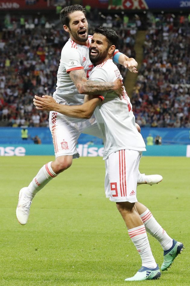 Střelec španělského gólu Diego Costa (vpravo) a Isco se radují při utkání s Íránem.