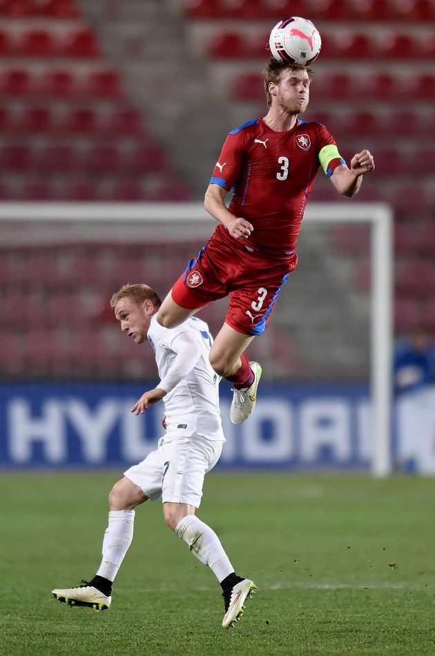 Český obránce Tomáš Kalas (nahoře) a Angličan Alex Pritchard v přípravném utkání týmů do 21 let v Praze.