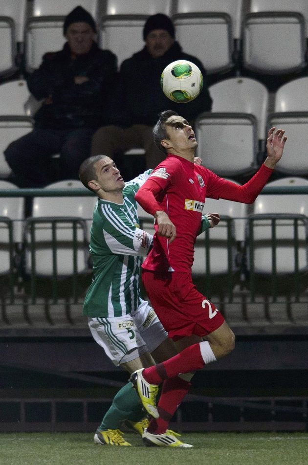 Utkání 16. kola první fotbalové ligy Bohemians Praha 1905 - FC Zbrojovka Brno 1. prosince v Praze. Záložník Bohemians David Bartek (vlevo) a obránce Zbrojovky Tomáš Janotka.
