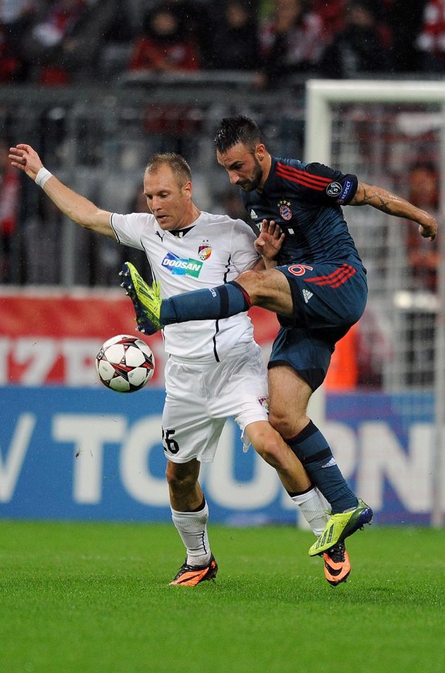 Contento z Bayernu Mnichov (vlevo) a plzeňský záložník Daniel Kolář během utkání základní skupiny Ligy mistrů.