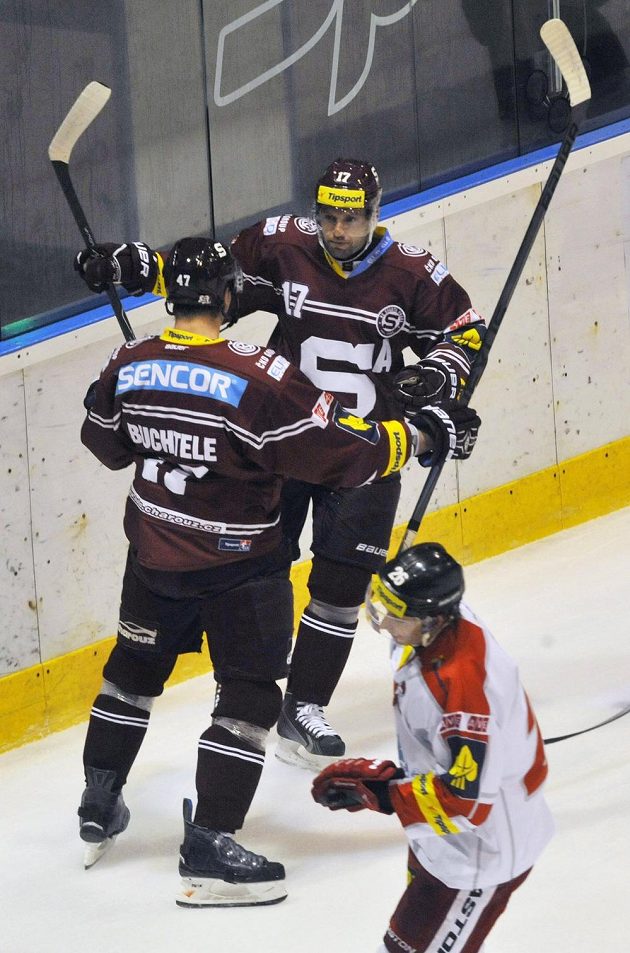 Útočníci Sparty Jaroslav Hlinka (vpravo) a Jan Buchtele se radují z gólu na ledě Olomouce.