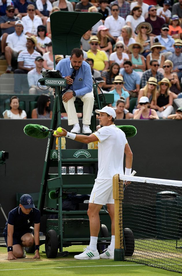 Tomáš Berdych debatuje s rozhodčím ve druhém setu osmifinále Wimbledonu s Rakušanem Dominikem Thiemem.