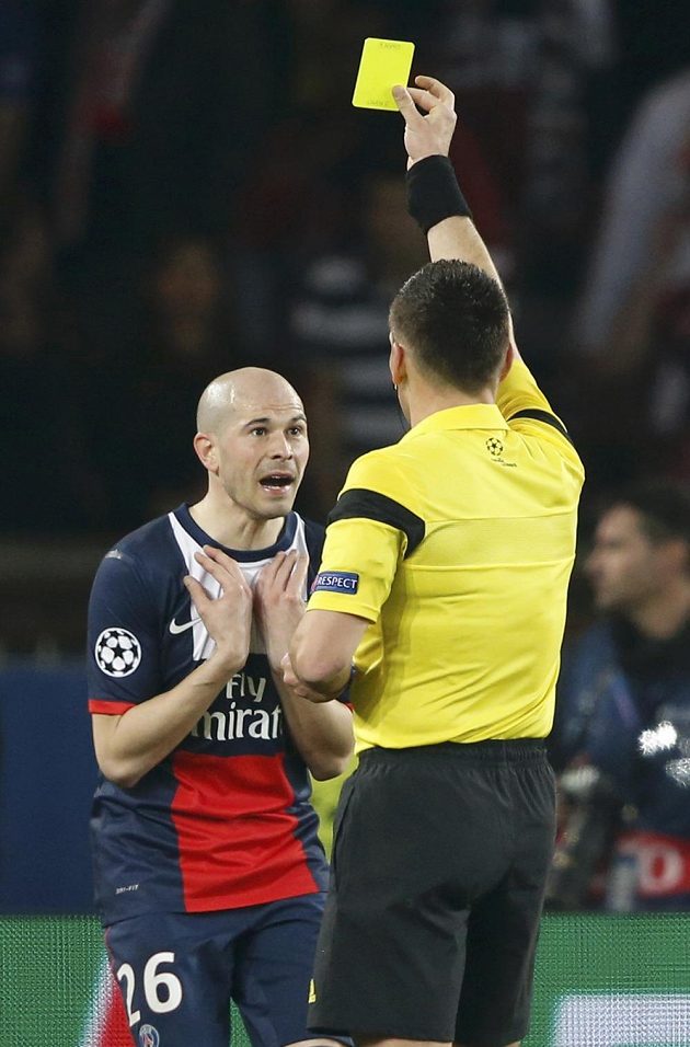 Hlavní rozhodčí Ivan Bebek uděluje žlutou kartu Christophu Jalletovi z Paris St. Germain v odvetném osmifinálovém utkání Ligy mistrů.