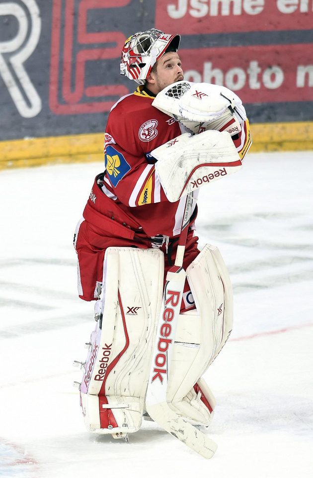 Smutný slávistický brankář Dominik Furch během dohrávky 25. kola Tipsport extraligy s Kometou Brno.
