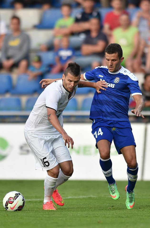 Mladoboleslavský útočník Michal Ďuriš (vlevo) v souboji s Davorem Landekou ze Širokého Brijegu.