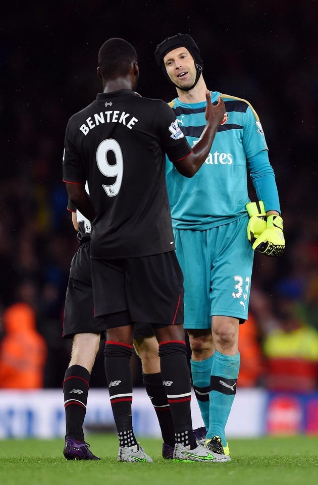 Petr Čech z Arsenalu se po dohrávce třetího ligového kola zdraví s liverpoolským Christianem Bentekem.