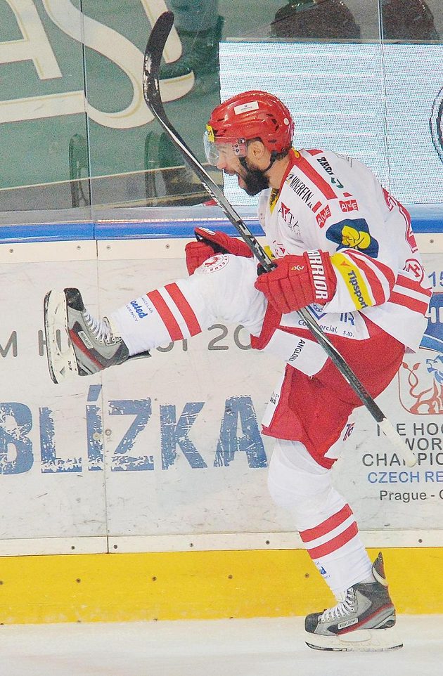 Střelec Zbyněk Irgl z Třince se radují z třetího a vítězného gólu v sérii proti Spartě.