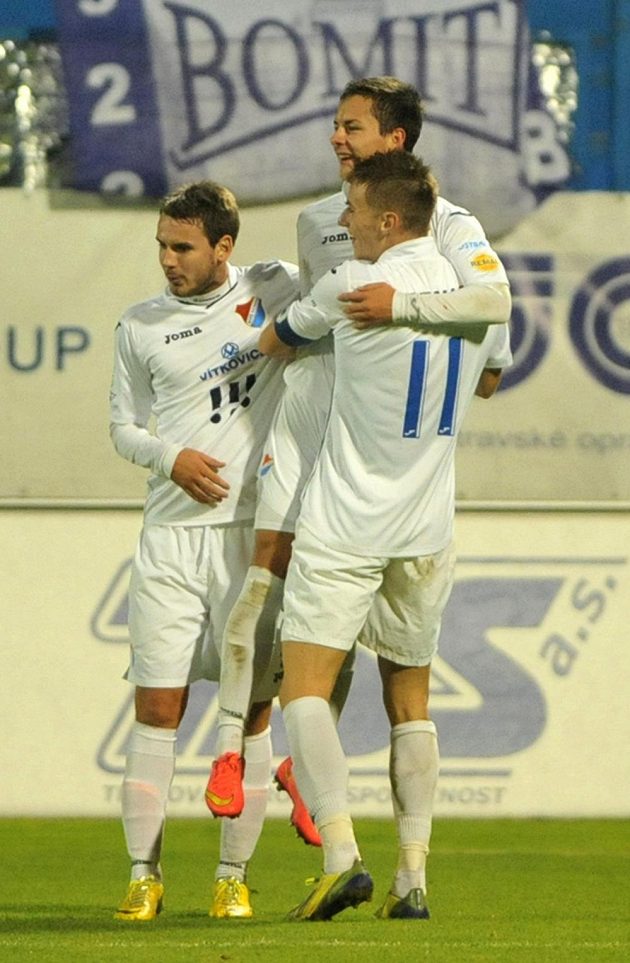 Hráči Baníku se radují z druhé branky proti Hradci, uprostřed je střelec gólu Daniel Holzer.