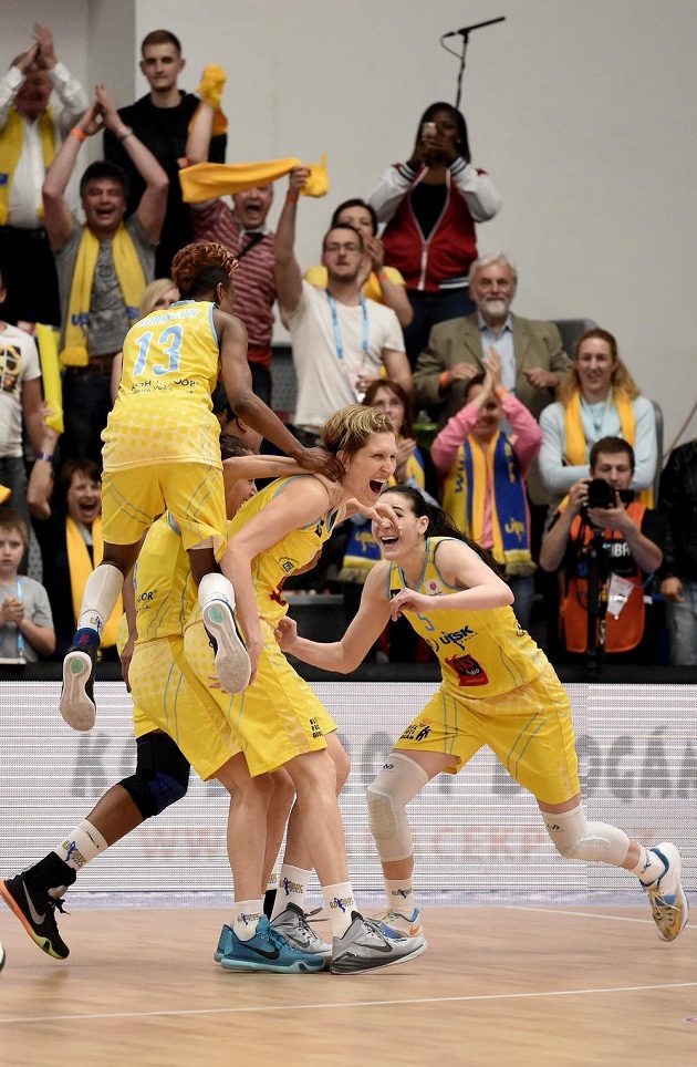 Basketbalistky USK Praha (zleva) Danielle Robinsonová, Jana Veselá a Sonja Petrovičová oslavují vítězství ve finále Final Four nad Jekatěrinburgem.