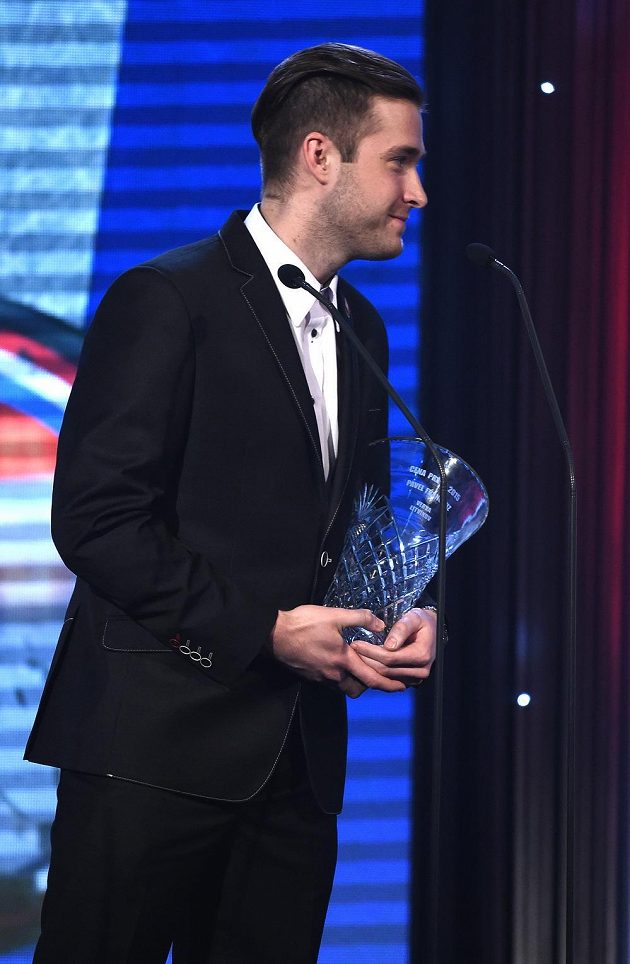 Brankář Pavel Francouz s cenou deníku Právo pro nejlepšího brankáře sezóny 2014/15 během galavečera Hokejista sezony.